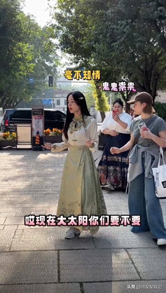 粉丝给李若彤惊喜两人穿马面裙少女感十足ag旗舰厅手机客户端笑癫了！李雯雯扮演(图2)